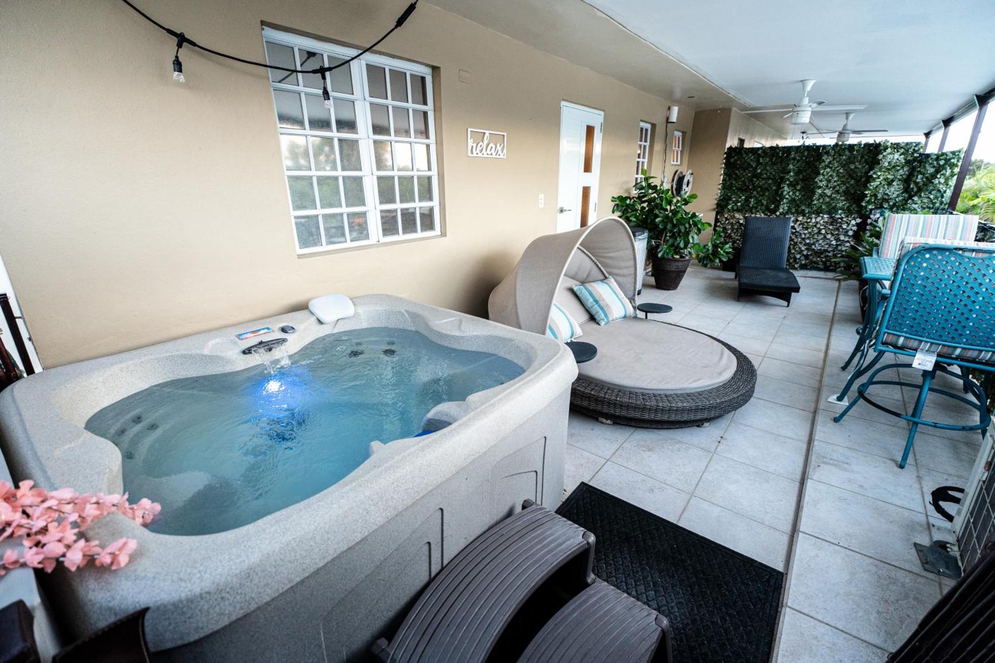 Apartamento Luxury Retreat With Private Jacuzzi And Mountain Views Free Parking Ponce Exterior foto